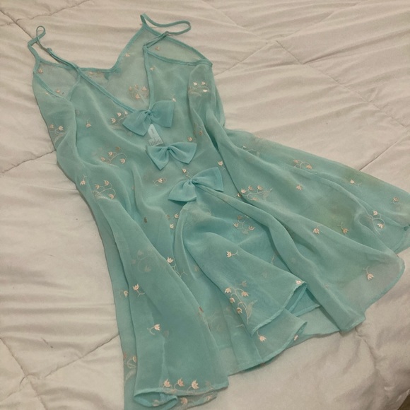 Sheer and sweet Fredericks of Hollywood! Vintage sheer with bows and embroidery. - Picture 6 of 6